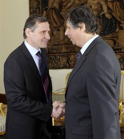 Designovaný premiér Jan Fischer (vpravo) se setkal 21. dubna v Hrzánském paláci v Praze s pedsedou KDU-SL Jiím unkem.