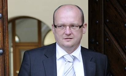 Kandidát na funkci ministra financí Tomá Uvíra odchází z Hrzánského paláce v Praze.