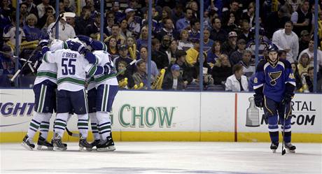 Zklamaný Roman Polák v dresu St. Louis po vyazení ze Stanley Cupu od Vancouveru.