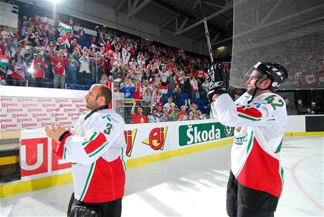 Hokejisté Maarska se radují se svými fanouky.