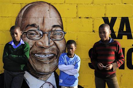 Jihoafrití chlapci ped zdí, na které je zobrazen Jacob Zuma.