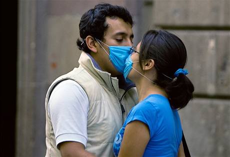 Mladý pár s ochrannými roukami se líbá v centru Mexico City.