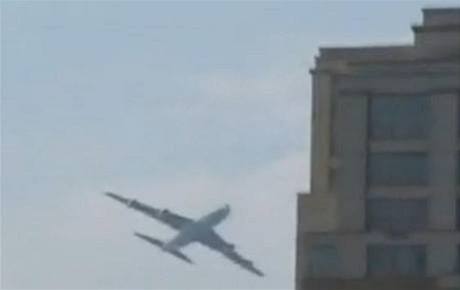Letadlo amerického prezidenta přelétá v blízkosti manhattanských mrakodrapů.