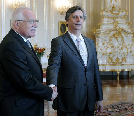Designovaný premiér Jan Fischer (vpravo) informoval 24. dubna na Praském hrad prezidenta Václava Klause o tom, jak postupuje sestavování úednického kabinetu. 