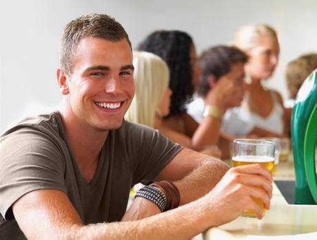 Roste ženská přitažlivost v očích opilého muže? Nesmysl, říkají britští vědci