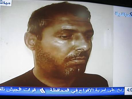Fotografie Abú Umar Bagdádího v irácké televizi.