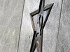 Na rekonstruovaném pomníku v Brn-Králov Poli se znovu objevily symboly srpu a kladiva vsazené v pticípé hvzd, které zde nechal umístit brnnský magistrát.