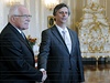 Designovaný premiér Jan Fischer (vpravo) informoval 24. dubna na Praském hrad prezidenta Václava Klause o tom, jak postupuje sestavování úednického kabinetu. 