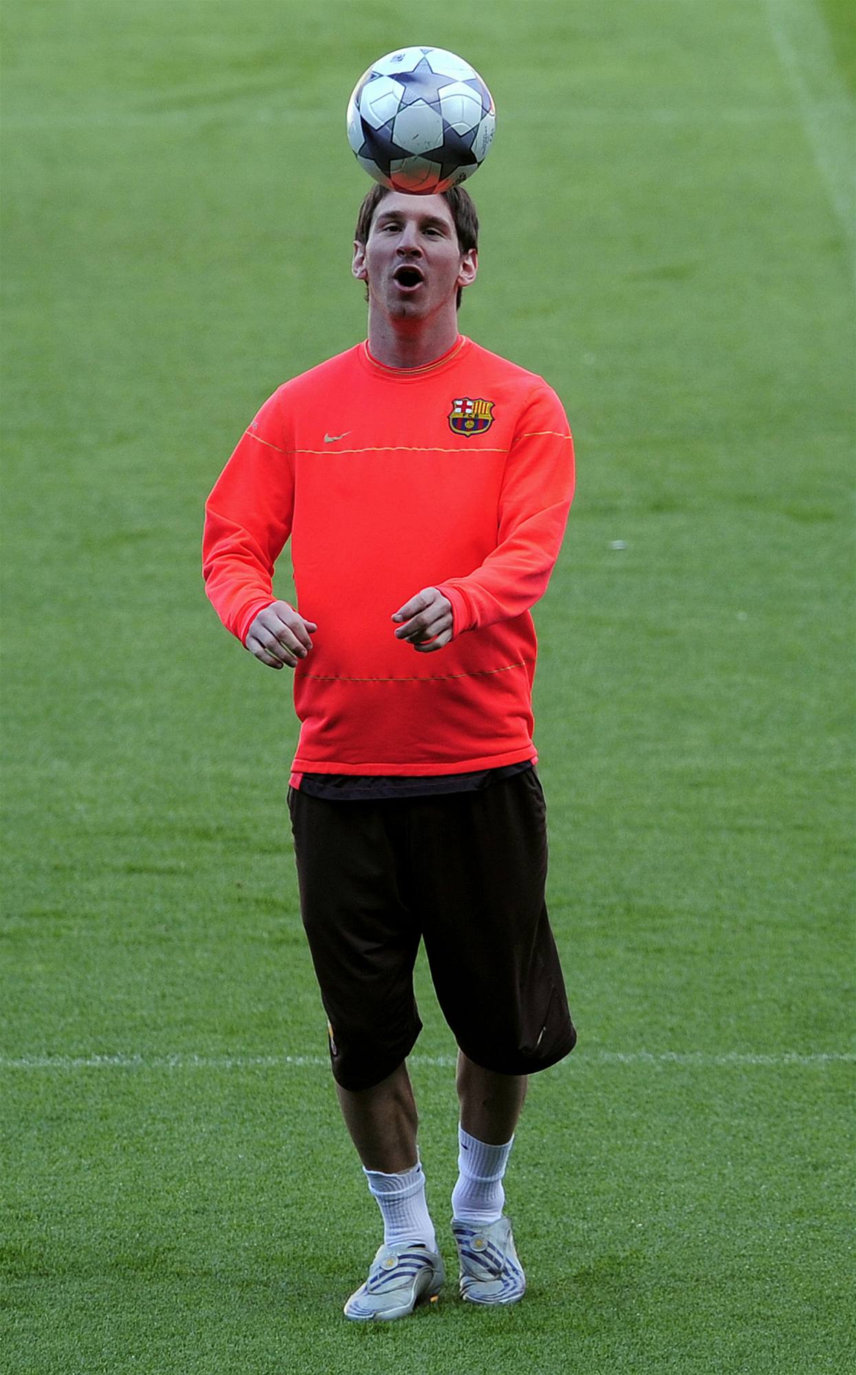 Barcelonská hvzda Lionel Messi pi tréninku.