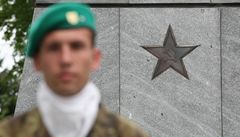 Rudou hvězdu na pomníku dají v Brně za plot
