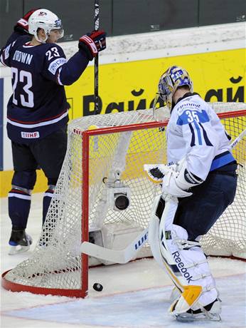 Ameri�an Brown se raduje z gólu ve finské síti.