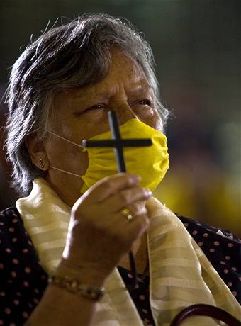 Stará Mexianka se modlí s roukou.