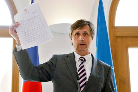 Jan Fischer ukazuje seznam ministr své vlády.