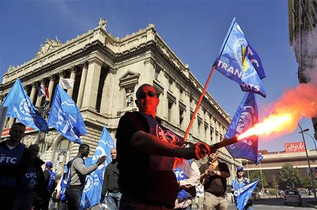 Pozice odbor je ve Francii tradin silná. Na snímku je májový prvod v Marseille.