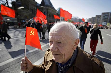 Komunistický májový průvod v Moskvě.