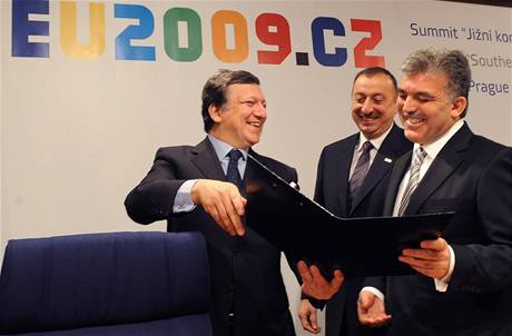 Pedseda Evropské komise José Barroso ukazuje tureckému prezidentu Abduláhu Gulovi deklaraci o výstavb plynovodu Nabuco, uprosted ázerbájdánský prezident Ilham Alijev.
