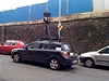 Auto firmy Google projídí ulicí Na Zatlance v Praze 5