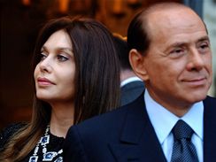 Rozvod. Veronica Lariov (52) nem pochopen pro zlibu Silvia Berlusconiho (72) v krsnch dvkch. Ani kdy jde o volebn kampa.