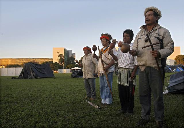 Braziltí indiáni táboí v hlavním mst, chtjí více práv.