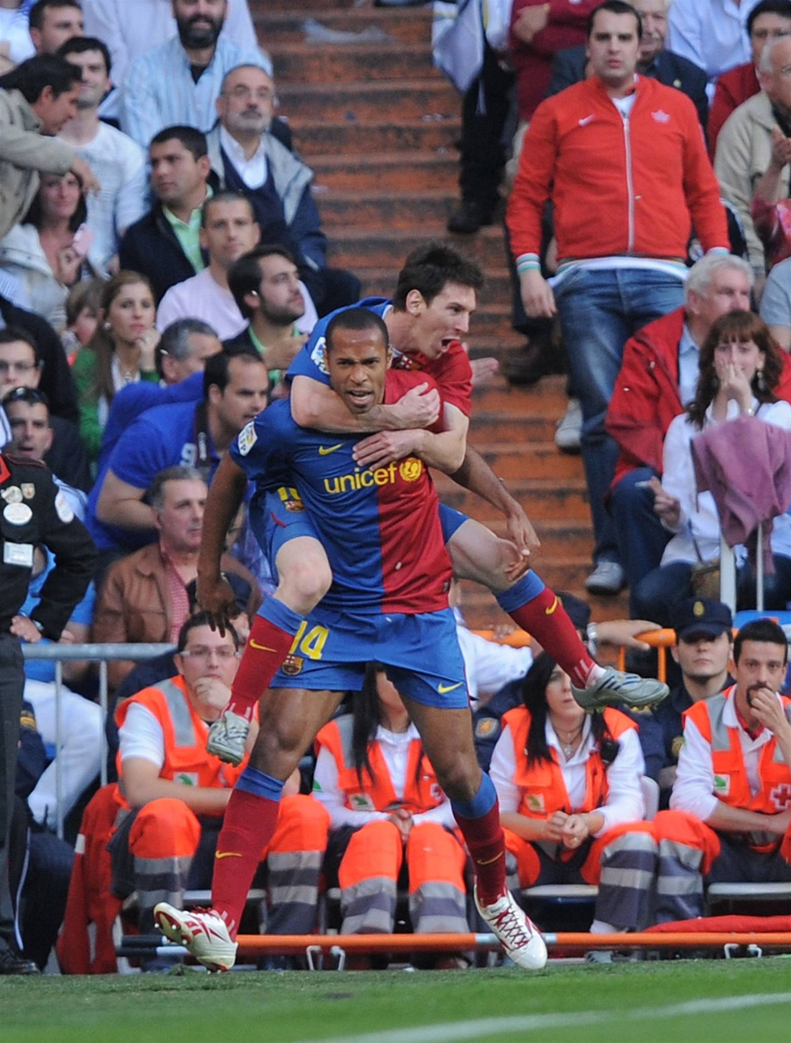 Henry nese na zádech Messiho aneb barcelonská radost.