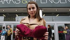 Marks&Spencer zrušil 'daň za velká prsa'