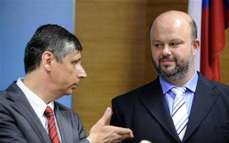 Premiér Jan Fischer (vlevo) a nový ministr vnitra Martin Pecina.