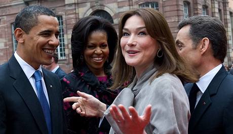 Obamovi v rozhovoru s francouzským prezidentem Nicolasem Sarkozym a jeho manelkou Carlou Bruniovou.