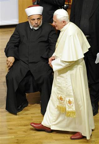Pape Benedikt XVI. odchází po slovech vrchního islámského soudce v Palestin Tajsíra Tamímího.