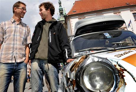 Studenti Michal Vičar (vlevo) a Martin Beťko přijeli 12. května na Horní náměstí v Olomouci po téměř devíti měsících cesty kolem světa, kterou podnikli ve Škodě 1000 MB. 