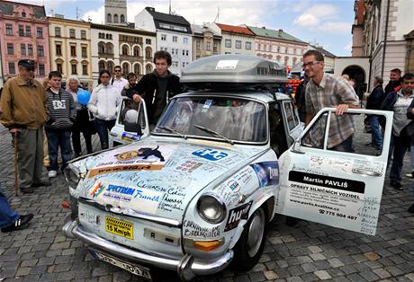 Studenti Michal Viar (vpravo) a Martin Beko pijeli 12. kvtna na Horn nmst v Olomouci po tm devti mscch cesty kolem svta, kterou podnikli ve kod 1000 MB. 