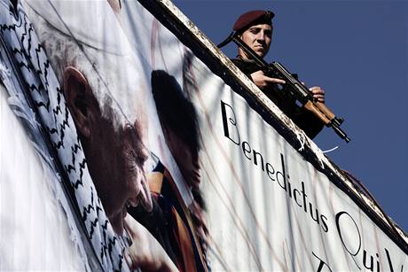 Palestinský voják steí okolí, kde se pohyboval Benedikt XVI.