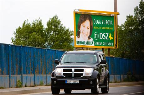 Jsou vude. Billboardy s kandidátkou DSZ do europarlamentu Olgou Zubovou zaplavily celou republiku.
