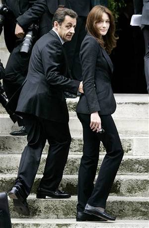 Manelka francouzského prezidenta Carla Bruniová-Sarkozyová se po Paíi pohybuje v pestrojení.