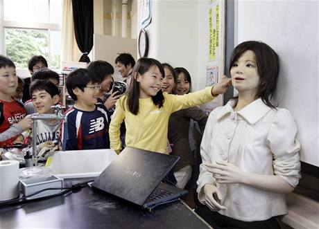 Robot-učitelka pojmenovaný Saya se stal hned v první den vyučování mezi žáky velkým hitem.