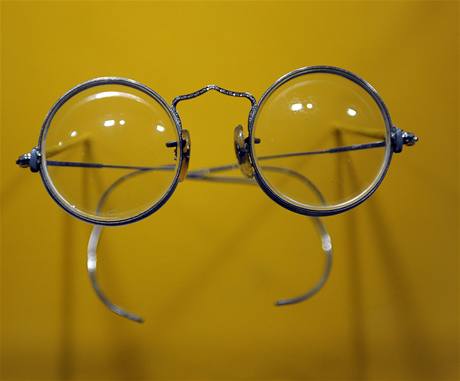 Lennonky. Typické kulaté brýle Johna Lennona.