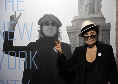 Výstavu uspořádala Yoko Ono.