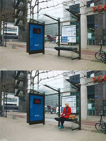 Neobvyklá reklama. V holandském Rotterdamu zaali váit lidi pi ekání na autobus.