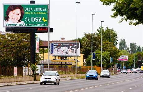 Jsou vude. Billboardy s kandidátkou DSZ do europarlamentu Olgou Zubovou v tchto dnech zaplavily celou republiku.
