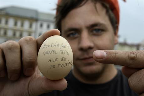 éf SSD Jií Paroubek byl na volebním mítinku v Kolín zasaen vejcem. Rozprsklo se na klop jeho saka. Doufám, e ti neublíím, ale e se trefím! znl vzkaz na vajíku, které hodil Luká Botka.