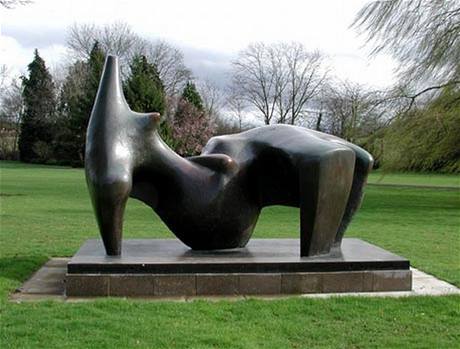 Henry Moore, Leící postava