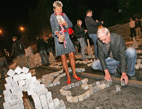 Lid si v brnnsk Husov ulici zkracovali dlouh chvle ekn na prohldky muze sestavovnm rznch motiv z dlaebnch kostek.