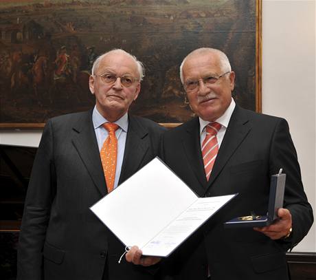 Václav Klaus s oceněním. Vlevo bývalý německý prezident Roman Herzog
