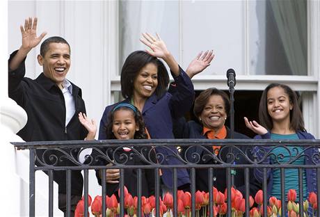 Prezidentská babika. M. Robinsonová (2. zprava) se v Bílém dom vnuje vnukám Sashe (vlevo) a Malii, ale i spoleenskému ivotu. 