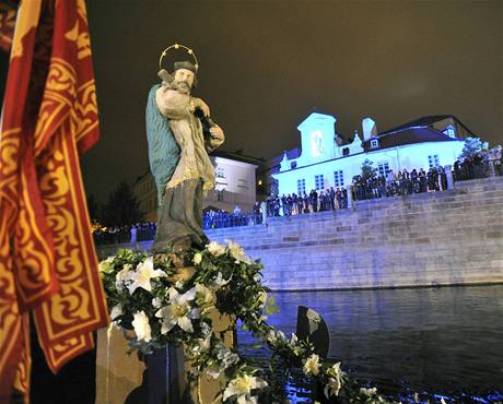 Vltavu u praskho Karlova mostu brzdily 15. kvtna opt gondoly a nad mstem se rozzil ohostroj.