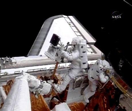 Astronauti pi oprav Hubbleova teleskopu