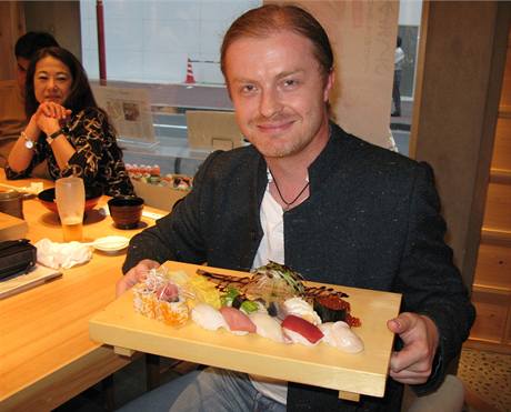 Pavel porcl v jedné z tokijských restaurací
