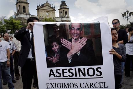 Demonstranti drí transparent s fotografií guatemalského prezidenta Álvaro Coloma s chotí Sandrou a nápisem: "Vrazi. Poadujeme vzení."