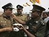 Písluník srílanské armády podává policistovi mlénou rýi, která se na Srí Lance jí pi zvlátních píleitostech. Slaví tak vítzství nad separatisty ve tvrt století dlouhém konfliktu.
