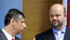 ODS chce Pecinovu rezignaci. Na jednn o vld Fischera pozvala