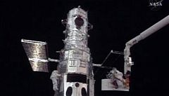Astronauti prvn vystoupili do kosmu k oprav Hubbleova teleskopu